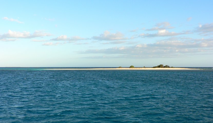 99- L'ilot Mbe Kouen, a deux heures de voile de Noumea 